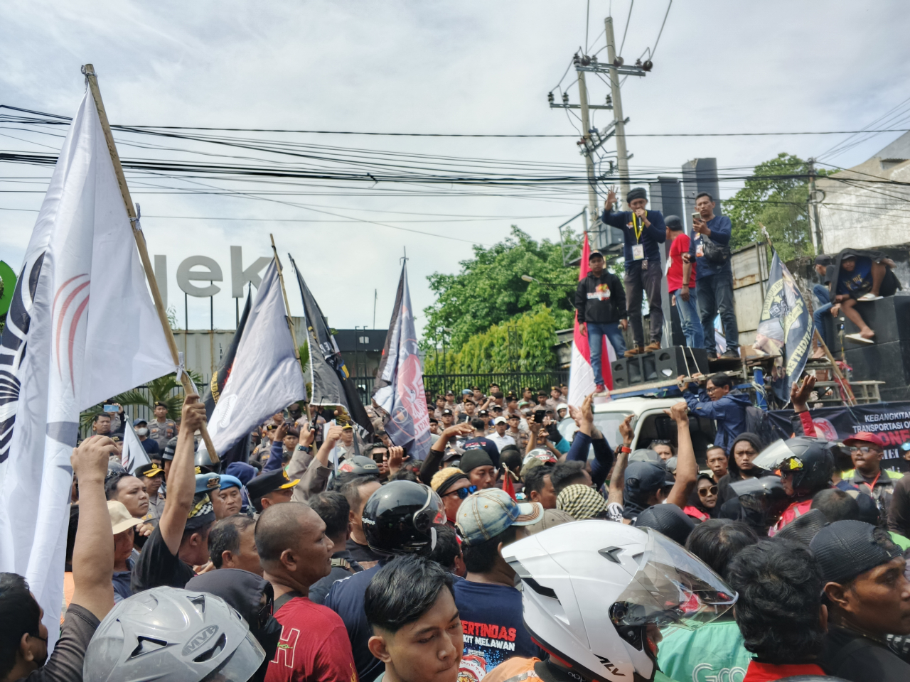 Kantor Aplikator Grab Tidak Luput dari Sasaran Aksi Demo Ojol