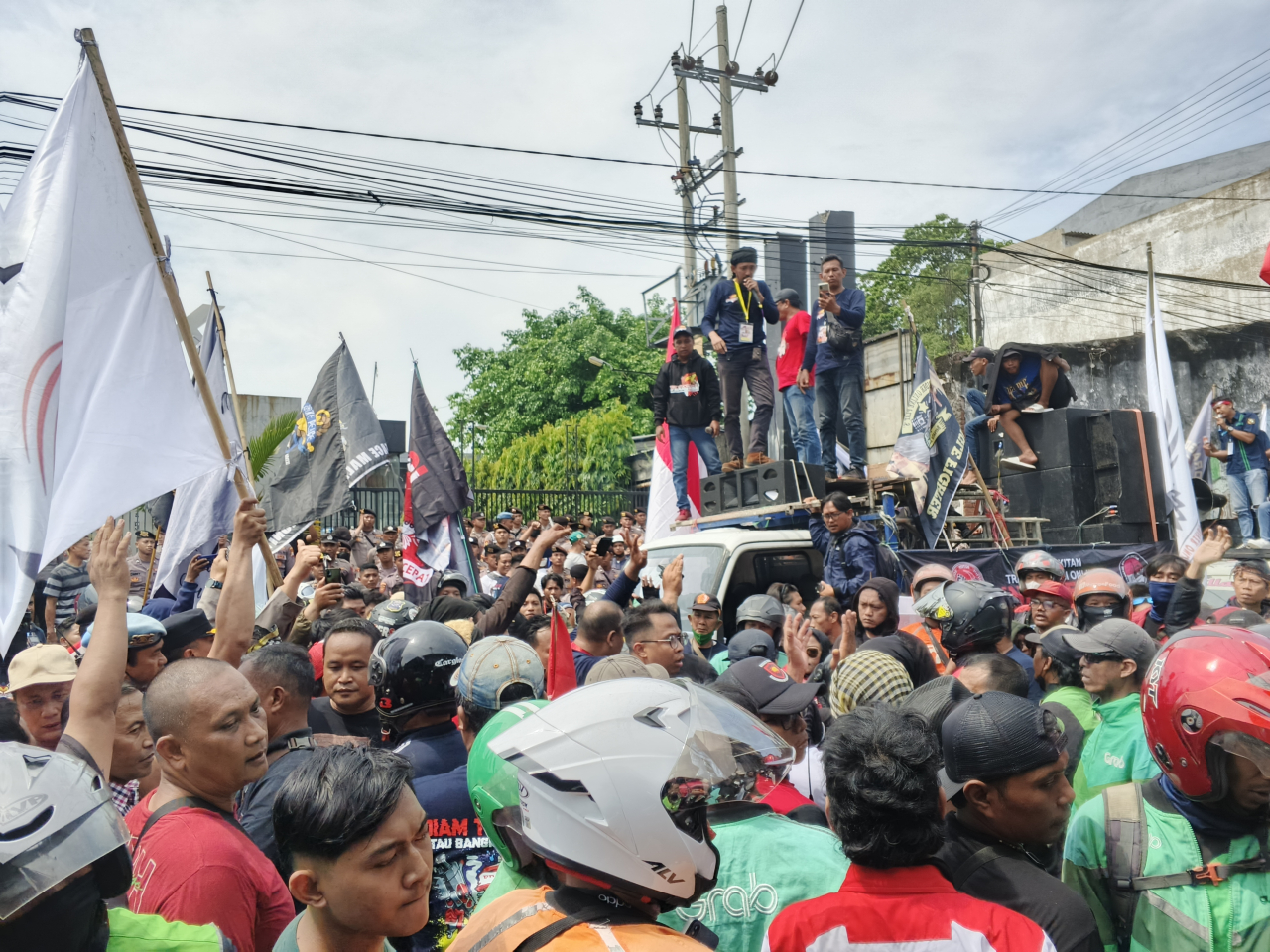Demo Ojol di Surabaya Geruduk Kantor Gojek