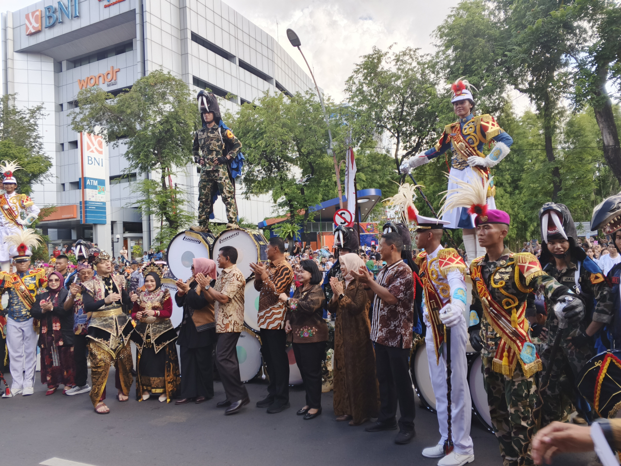 Parade Surabaya Vaganza 2025 Dimeriahkan Warna-warni Mobil Hias