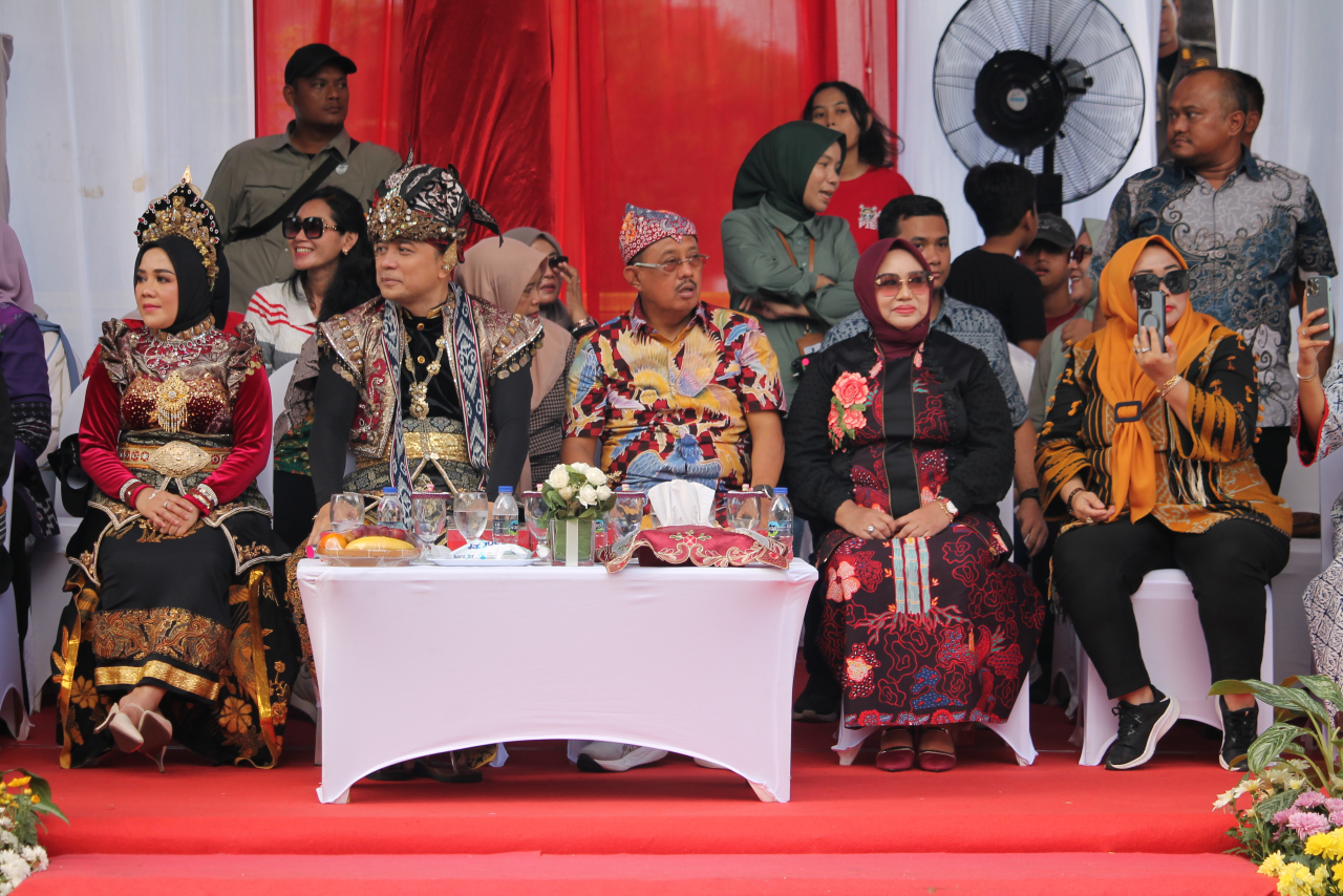 Peserta Parade Surabaya Vaganza Menyuguhkan Beragam Atraksi Membuat Acara Semakin Semarak