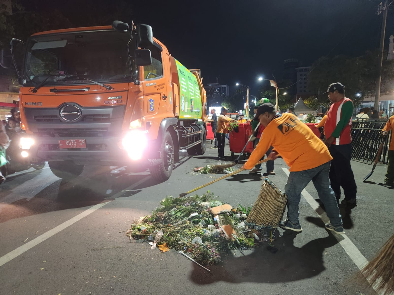 Gerak Cepat Dinas Lingkungan Hidup Bersih-bersih Sampah Parade Surabaya Vaganza