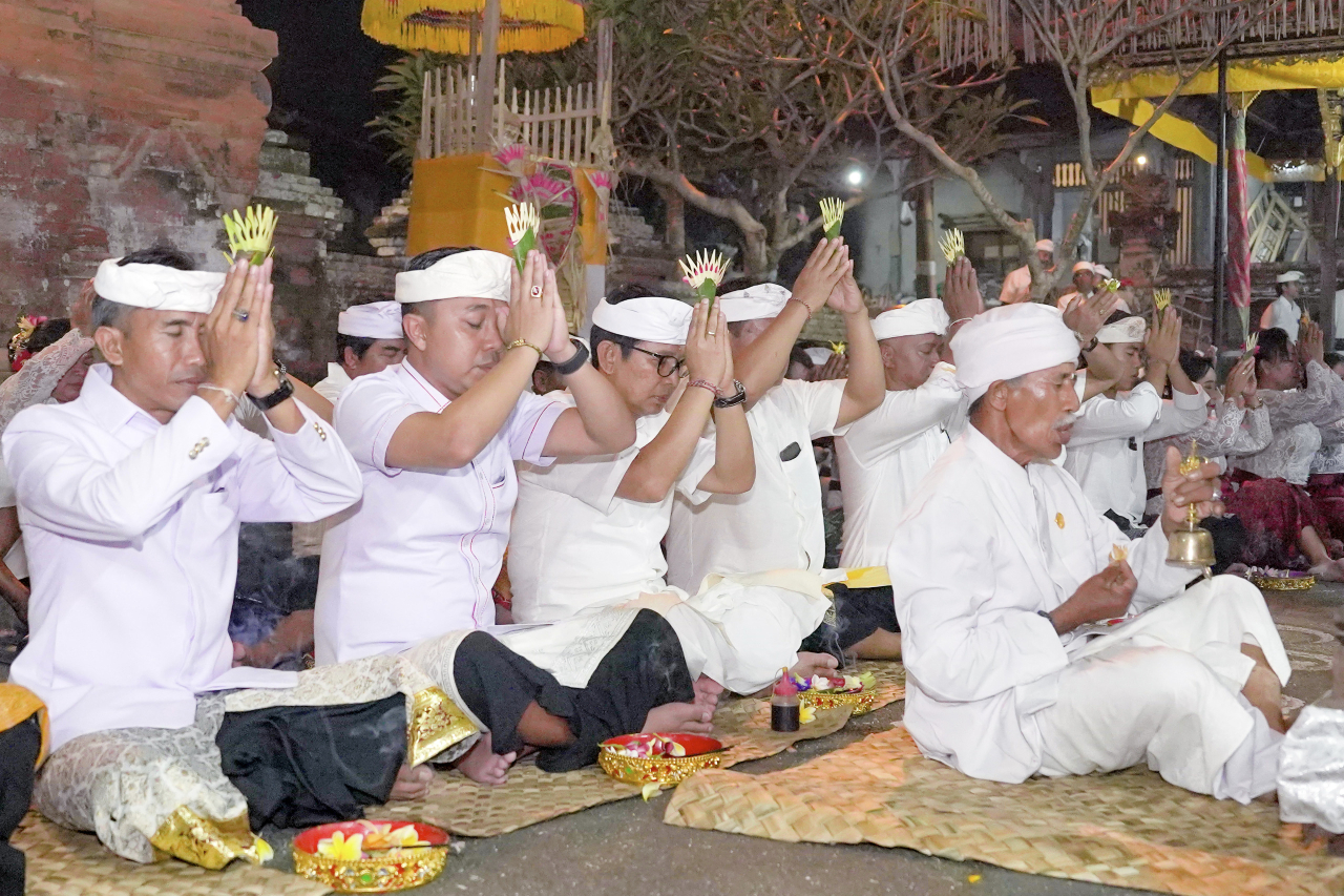 Bupati Adi Arnawa Hadiri Upacara Mejabe Jero Pura Dalem Sukun, Desa Sangeh