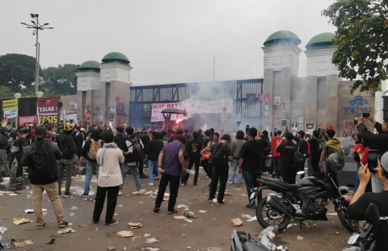 Polisi Mulai Bubarkan Massa Buruh di Senayan