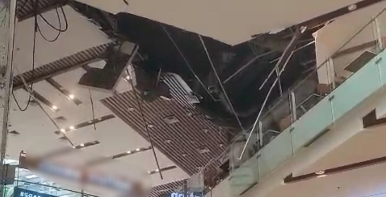 Plafon Food Court Grand City Mall Surabaya Ambrol, Tidak Ada Korban