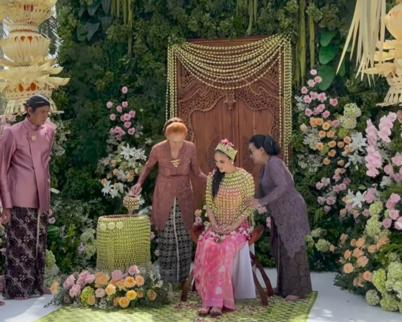 Luna Maya dan Maxime Bouttier Gelar Siraman Adat Jawa di Bali