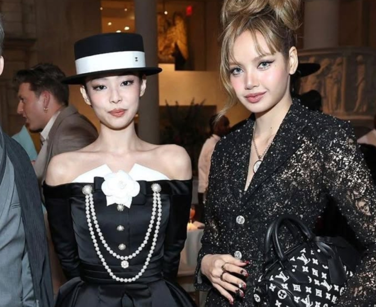 Lisa BLACKPINK Tampil Seksi Tanpa Celana di Met Gala 2025