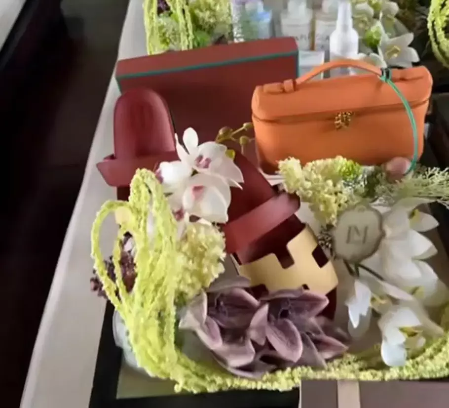 Baca juga : Luna Maya Pamer Seserahan Hermes dan Dior dari Suaminya, Maxime Bouttier