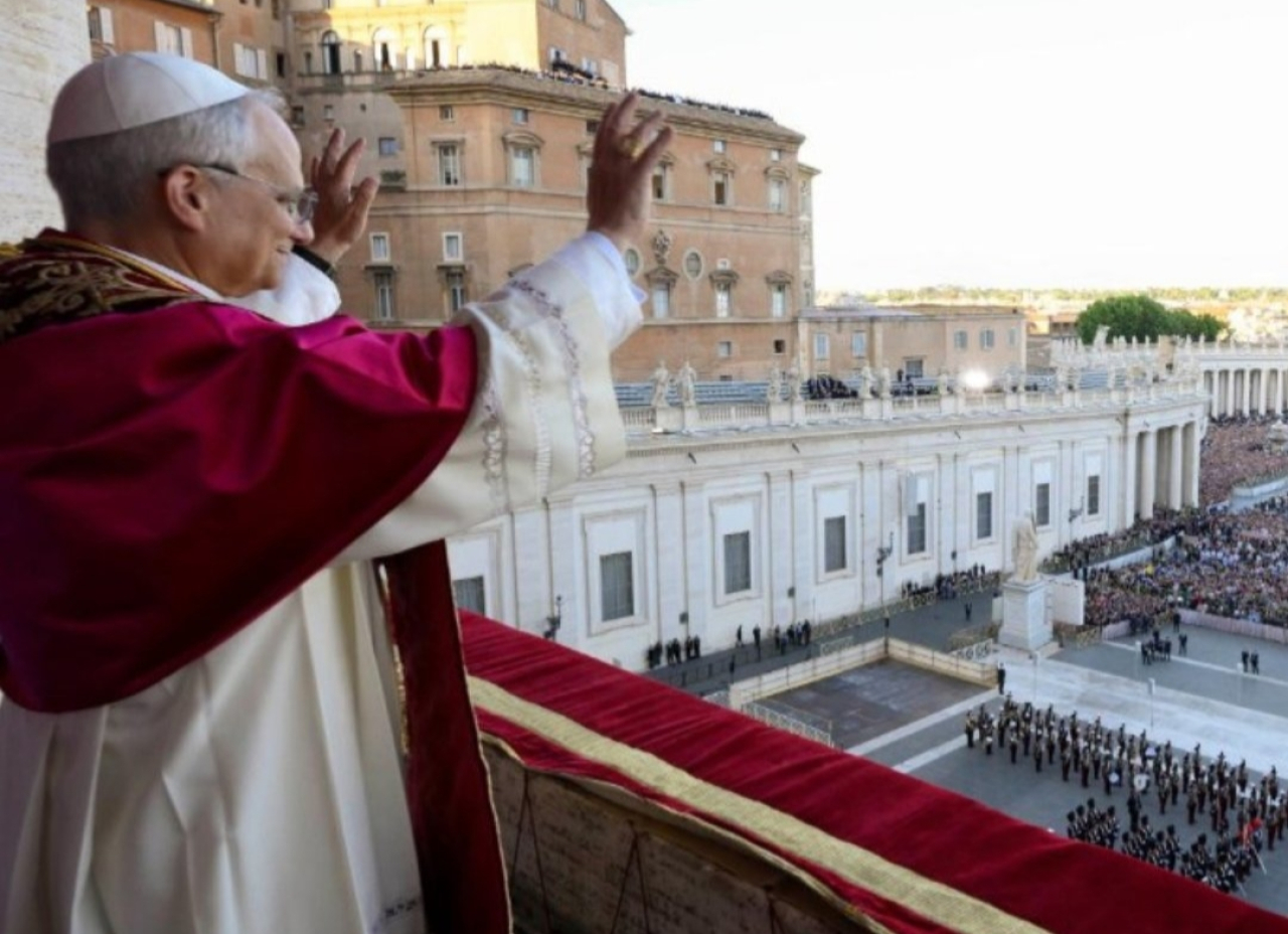 Paus Leo XIV Memberikan Berkat Pertamanya