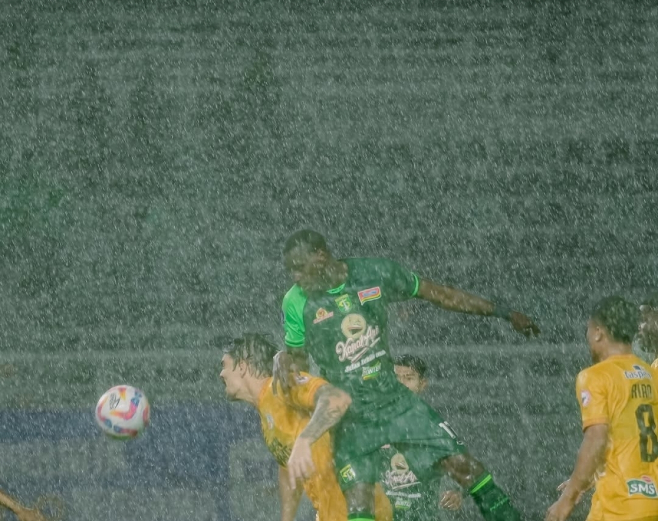 Laga Persebaya Vs Semen Padang Main 10 Menit Diguyur Hujan Deras dan Petir di Stadion GBT