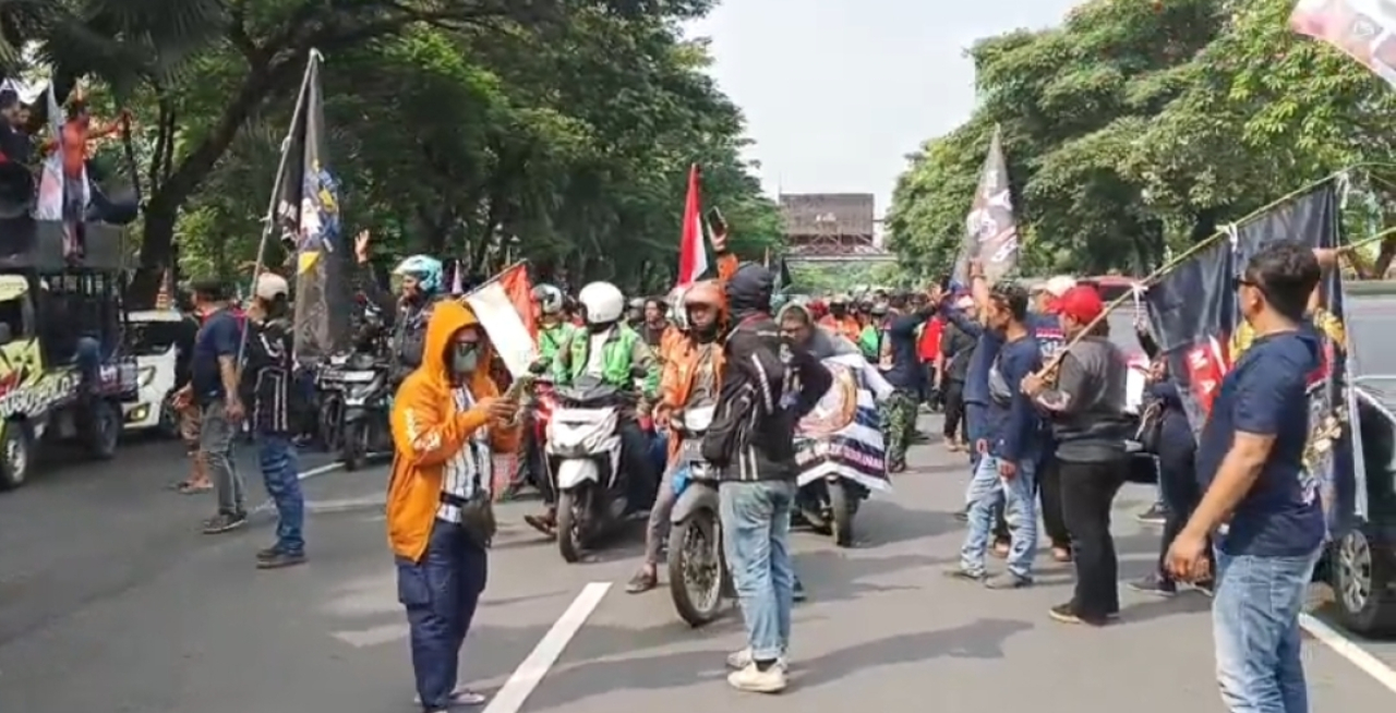 Massa Demo Ojol Padati Frontage A Yani Surabaya ke Dishub Jatim