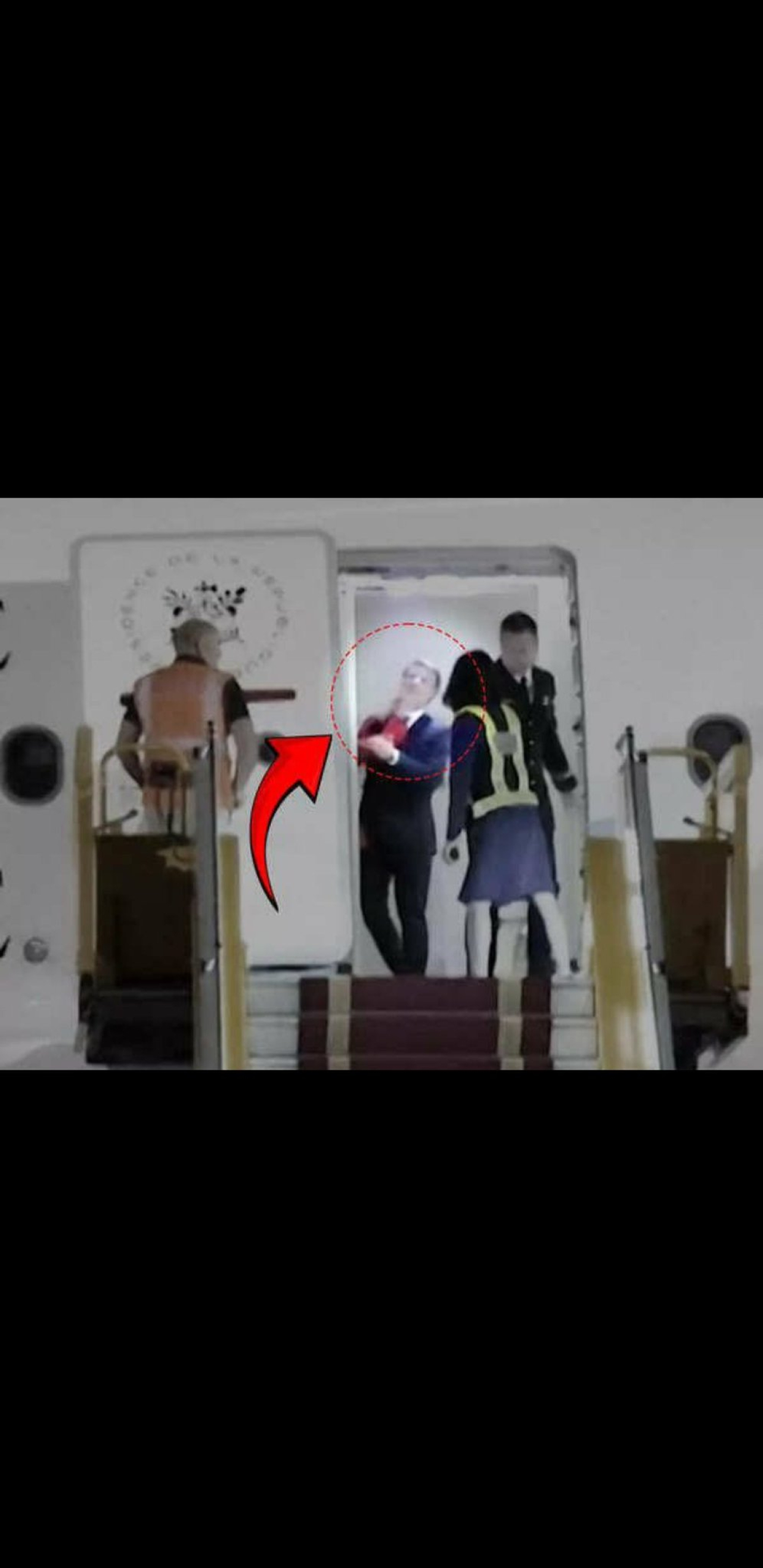 Viral Presiden Prancis Emmanuel Macron Didorong Istrinya di Pesawat