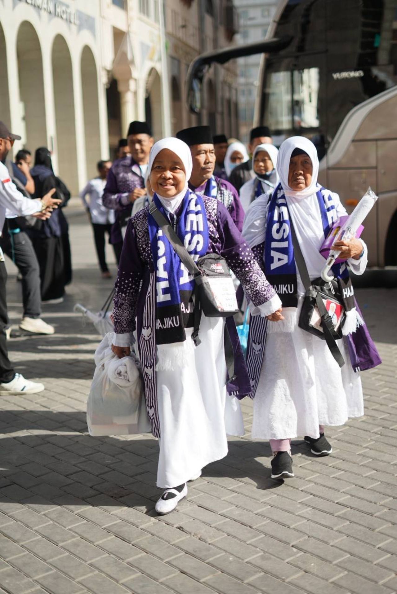 Fast Track Madinah Lancar, Jemaah Haji Kloter Pertama Tiba Bahagia