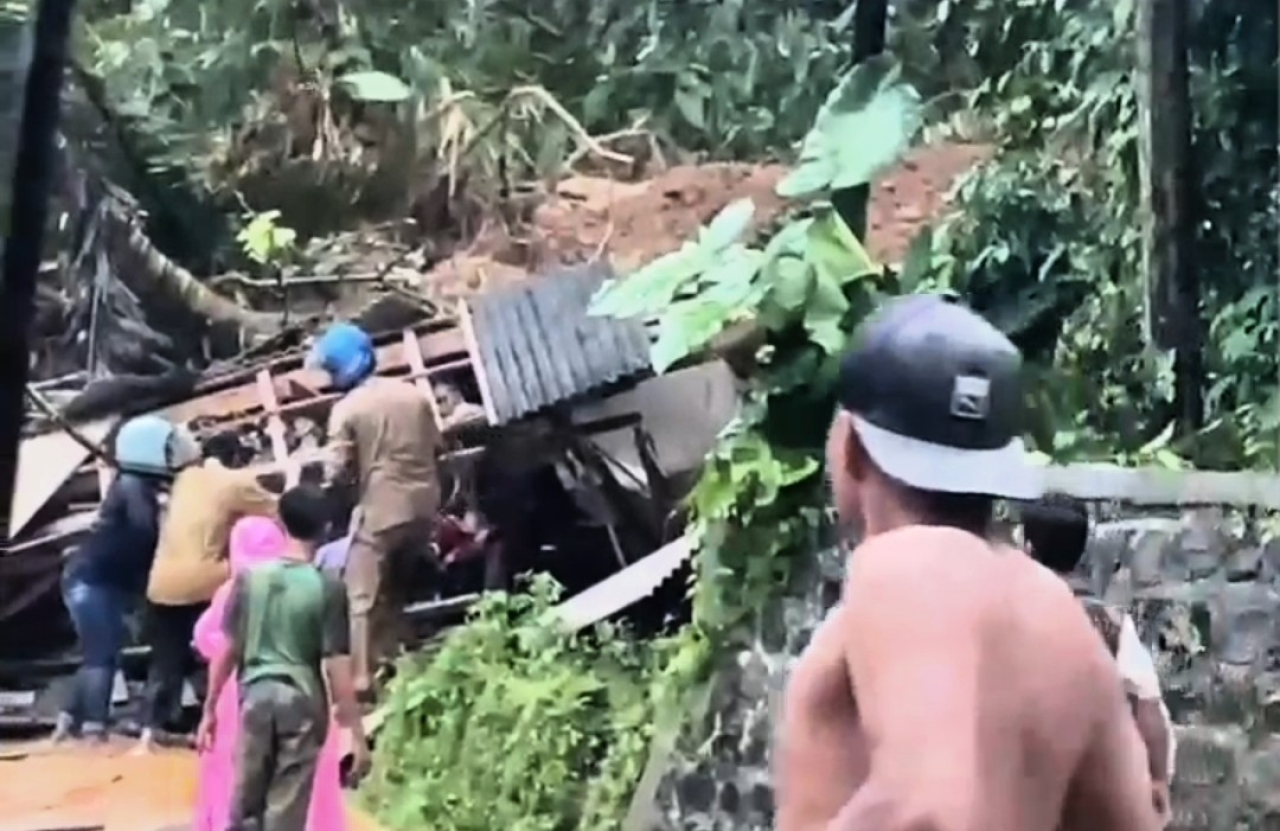Longsor Timpa 10 Rumah di Trenggalek, Enam Orang Tewas Tertimbun
