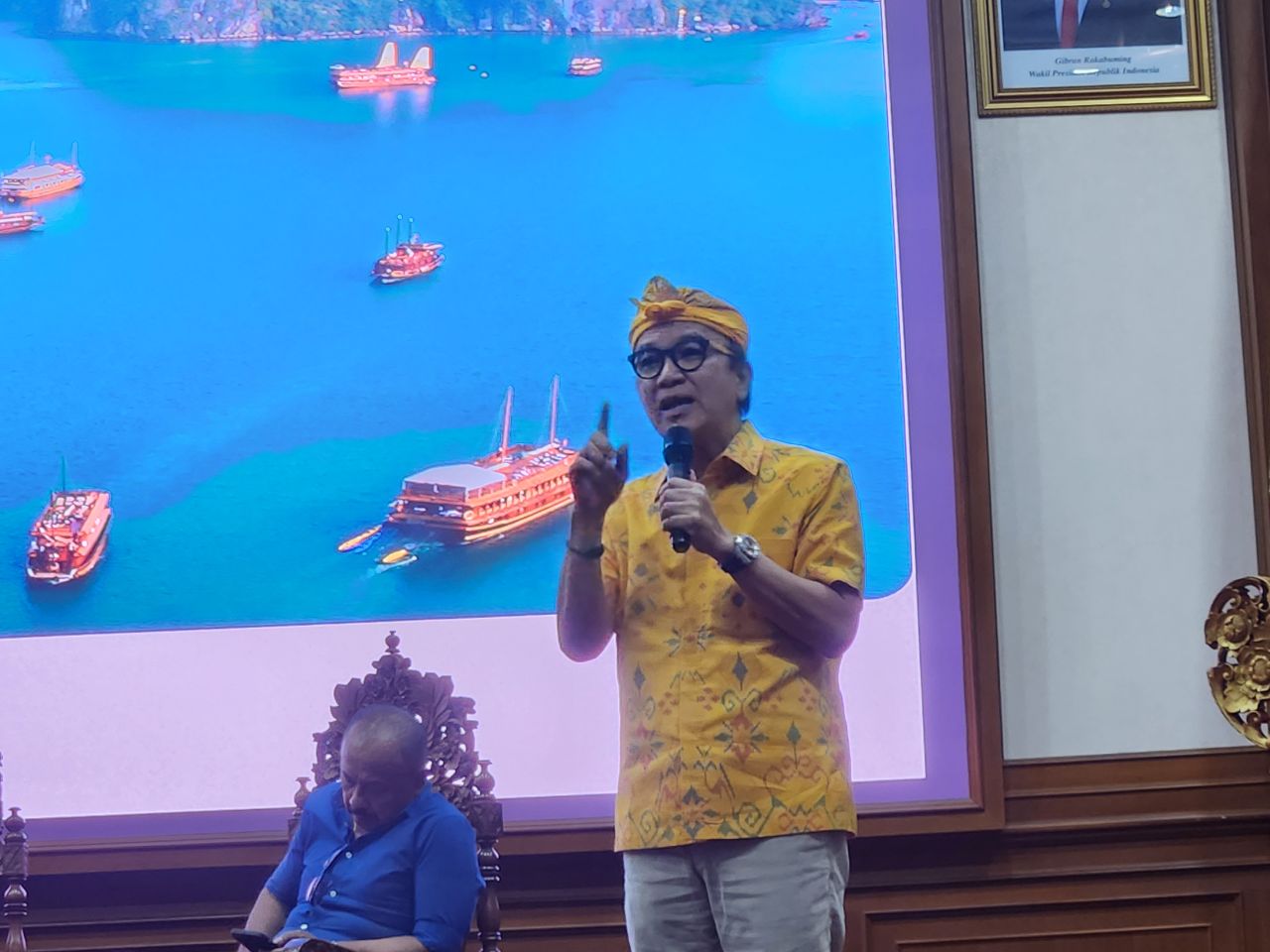 Tantowi Yahya menjadi narasumber saat diskusi bersama
