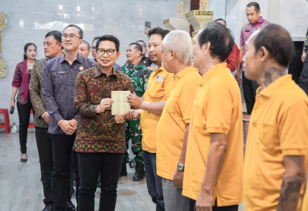 Bupati Badung Berikan Bantuan Sosial Keagamaan Bagi Umat Buddha