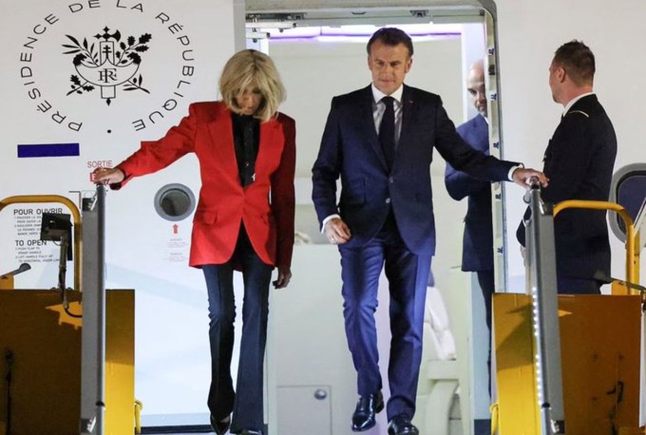 Brigitte enggan digandeng Emmanuel Macron saat menuruni anak tangga pesawat. (Foto: X)