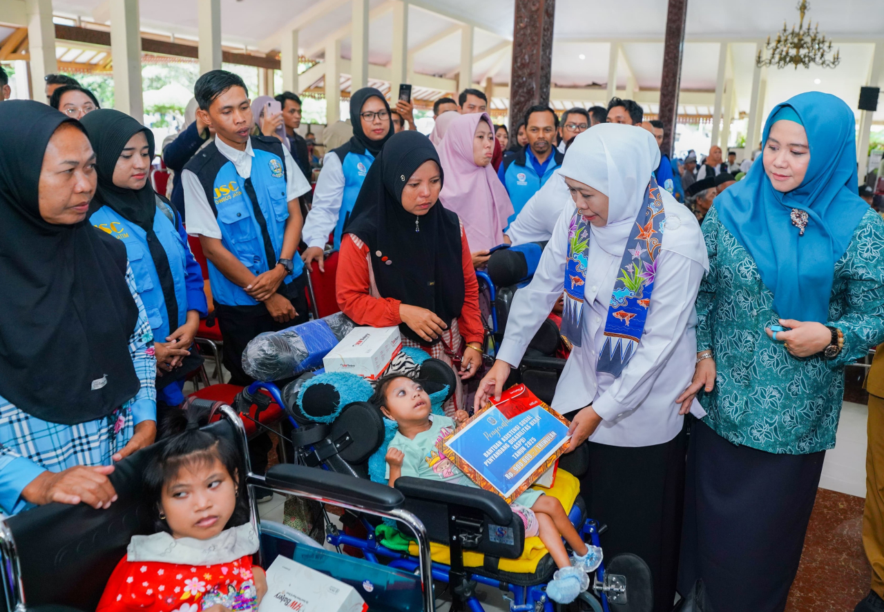Gubernur Khofifah Salurkan Bansos Rp12,9 Miliar di Bondowoso