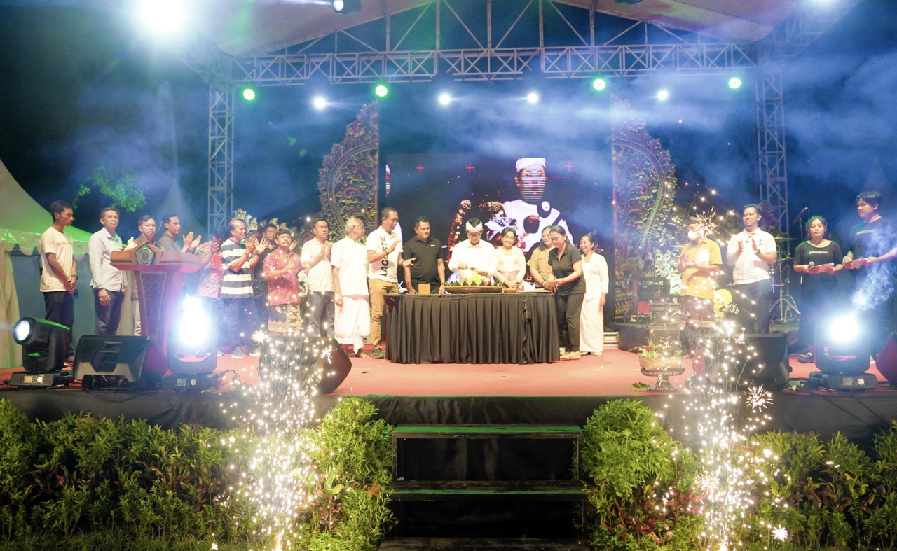 Bupati Badung Hadiri HUT ke-23 Desa Kutuh, Serahkan Bantuan Rp20 Juta