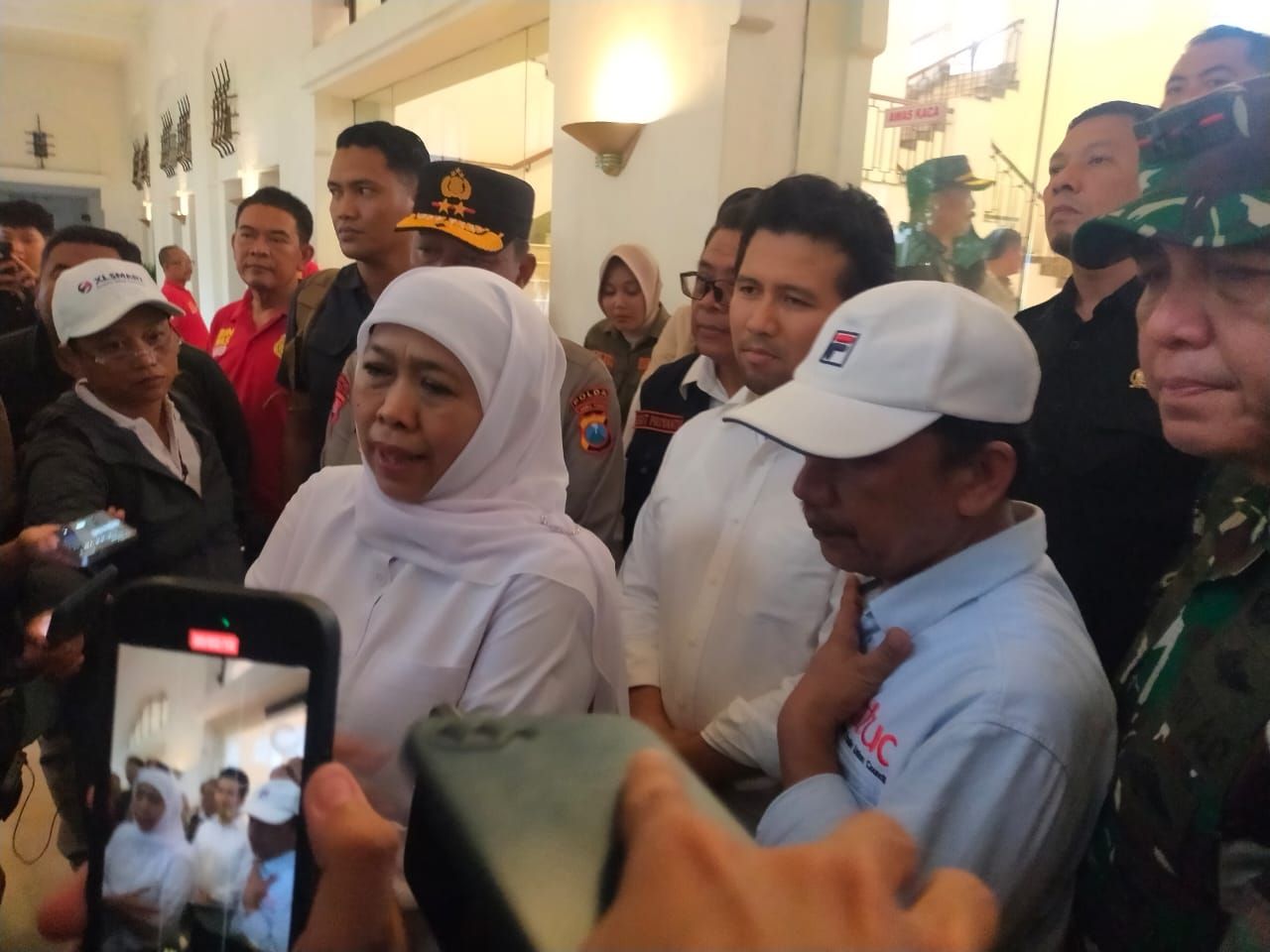 Khofifah saya diwawancarai wartawan usai Mayday 2025