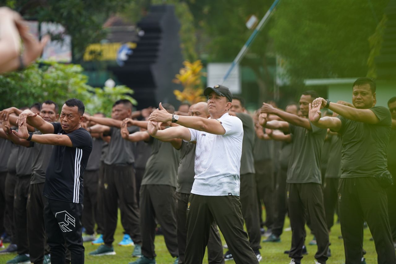 Pangdam bersama para PJU di lingkungan Kodam Brawijaya menggelar olahraga bersama dengan personel dan Persit di Kodim Ponorogo. (Foto: Istimewa)