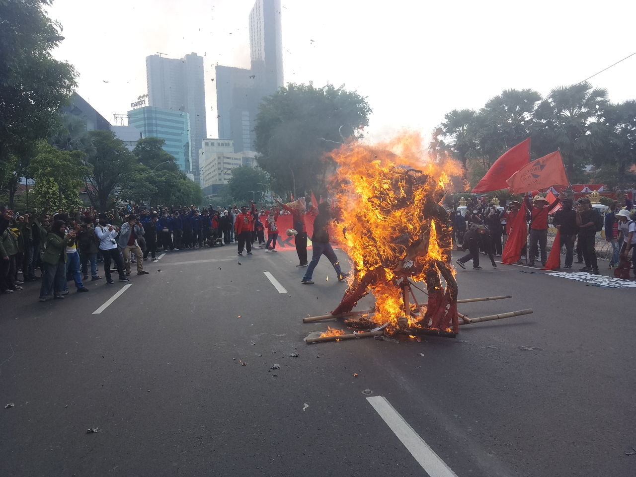 Mahasiswa Ikut Memperingati May Day di Grahadi Surabaya
