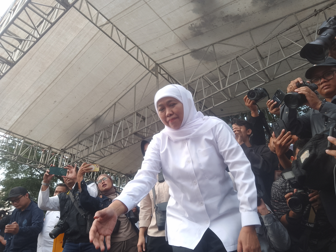 May Day! Gubernur Jawa Timur Khofifah Teken 17 Tuntutan Buruh