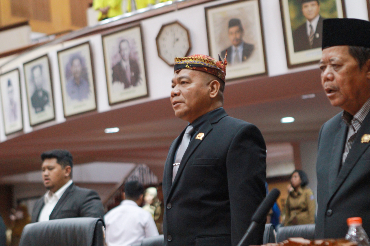 Tampil Beda, Ketua Komisi A DPRD Kota Surabaya Menggunakan Udeng saat Rapat Paripurna