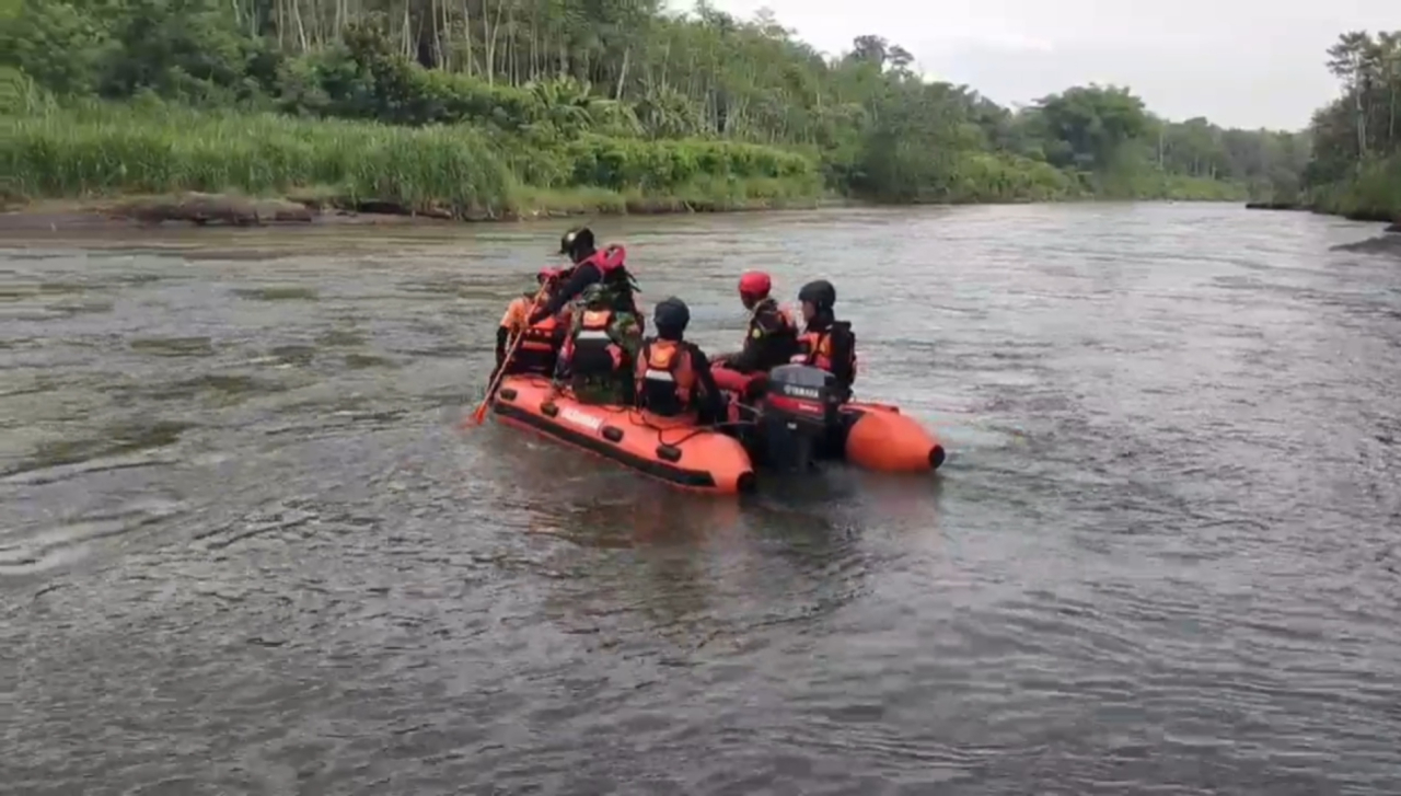 Tim SAR Lakukan Pencarian Remaja Terseret Arus Sungai Brantas di Blitar
