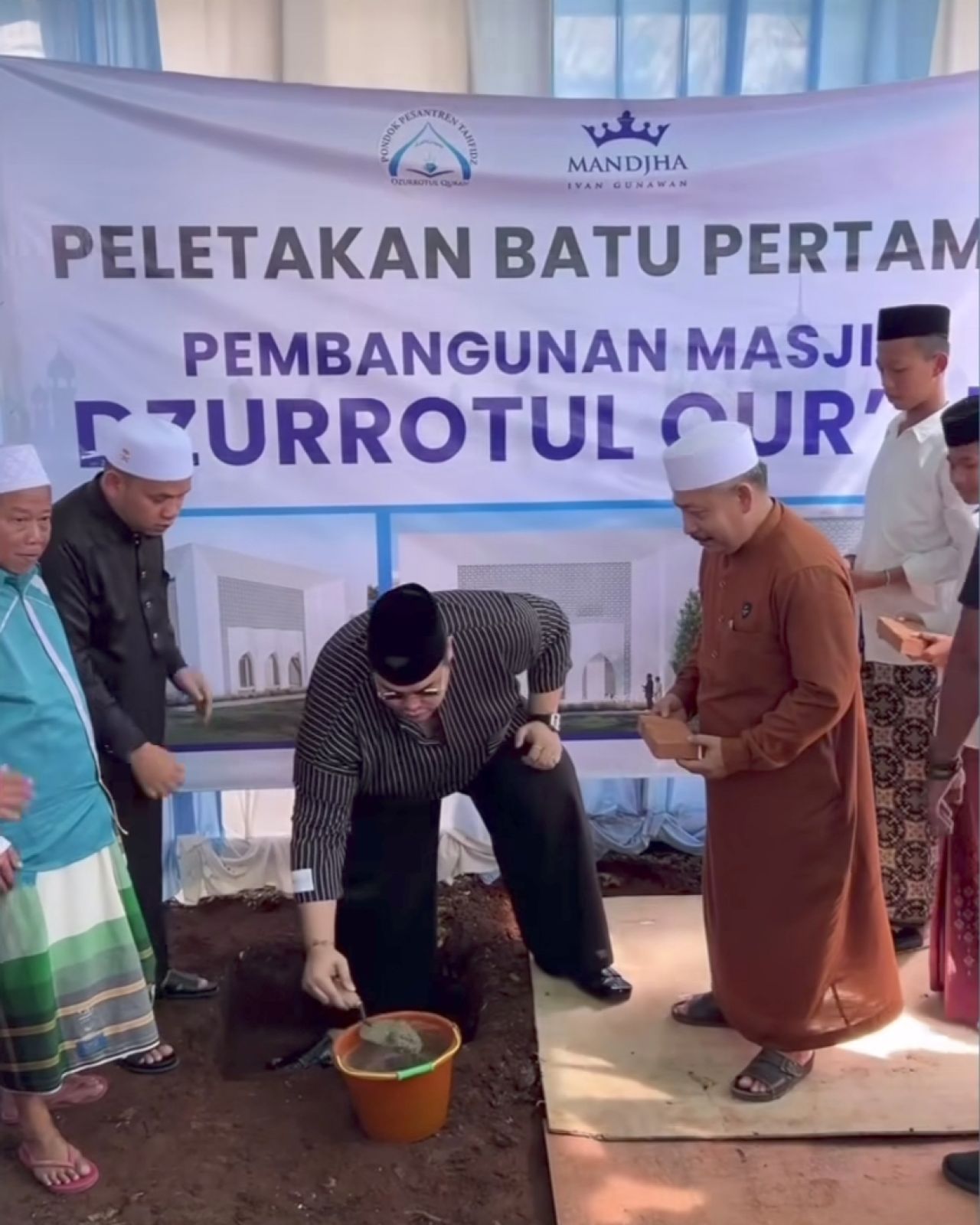 Peletakan batu pertama pembangunan masjid. (Foto: Instagram Ivan Gunawan)