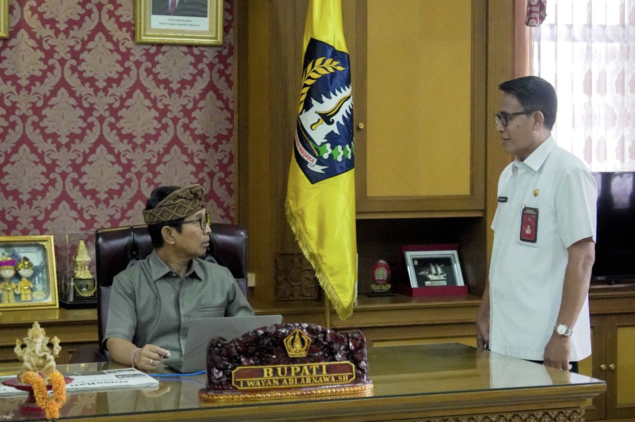 Bupati Badung, I Wayan Adi Arnawa, menandatangani SK CPNS dan PPPK, dihadiri Kepala Badan BKPSDM Badung, I Gede Wijaya, beserta jajarannya. (Foto: Faiz Dhaifullah/MCI News)