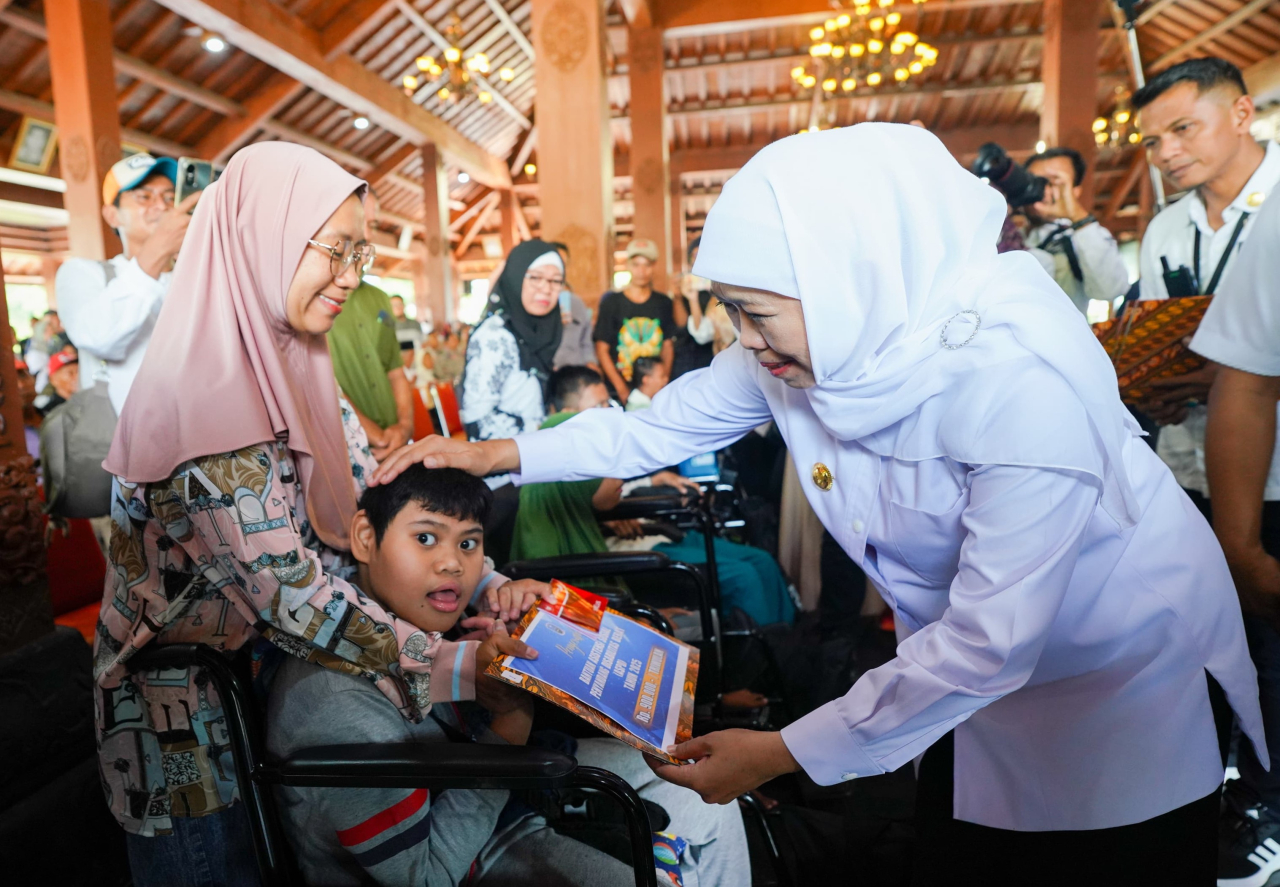Gubernur Khofifah Serahkan Bantuan Sosial hingga BKK Desa Senilai Rp 4,76 Miliar untuk Masyarakat Ponorogo