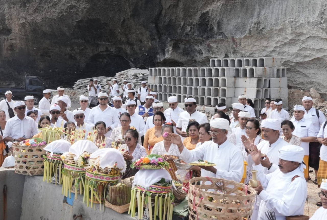 Bupati dan Wakil Bupati Badung Mengikuti Prosesi Puncak Pujawali di Pura Uluwatu