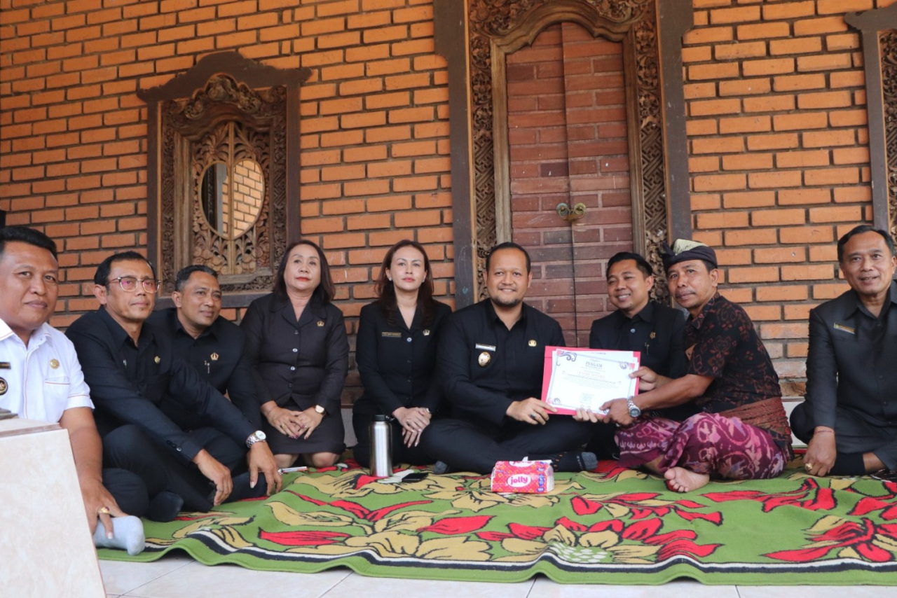 Wakil Bupati Badung Serahkan Penghargaan Tertib Administrasi Pengurusan Akte Kematian