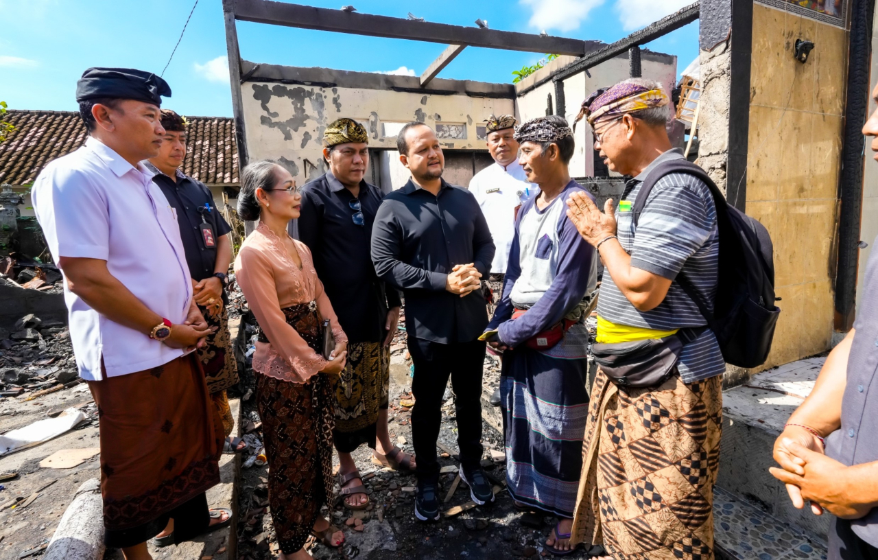 Wakil Bupati Badung Serahkan Bantuan Sosial Bencana Kebakaran di Kapal