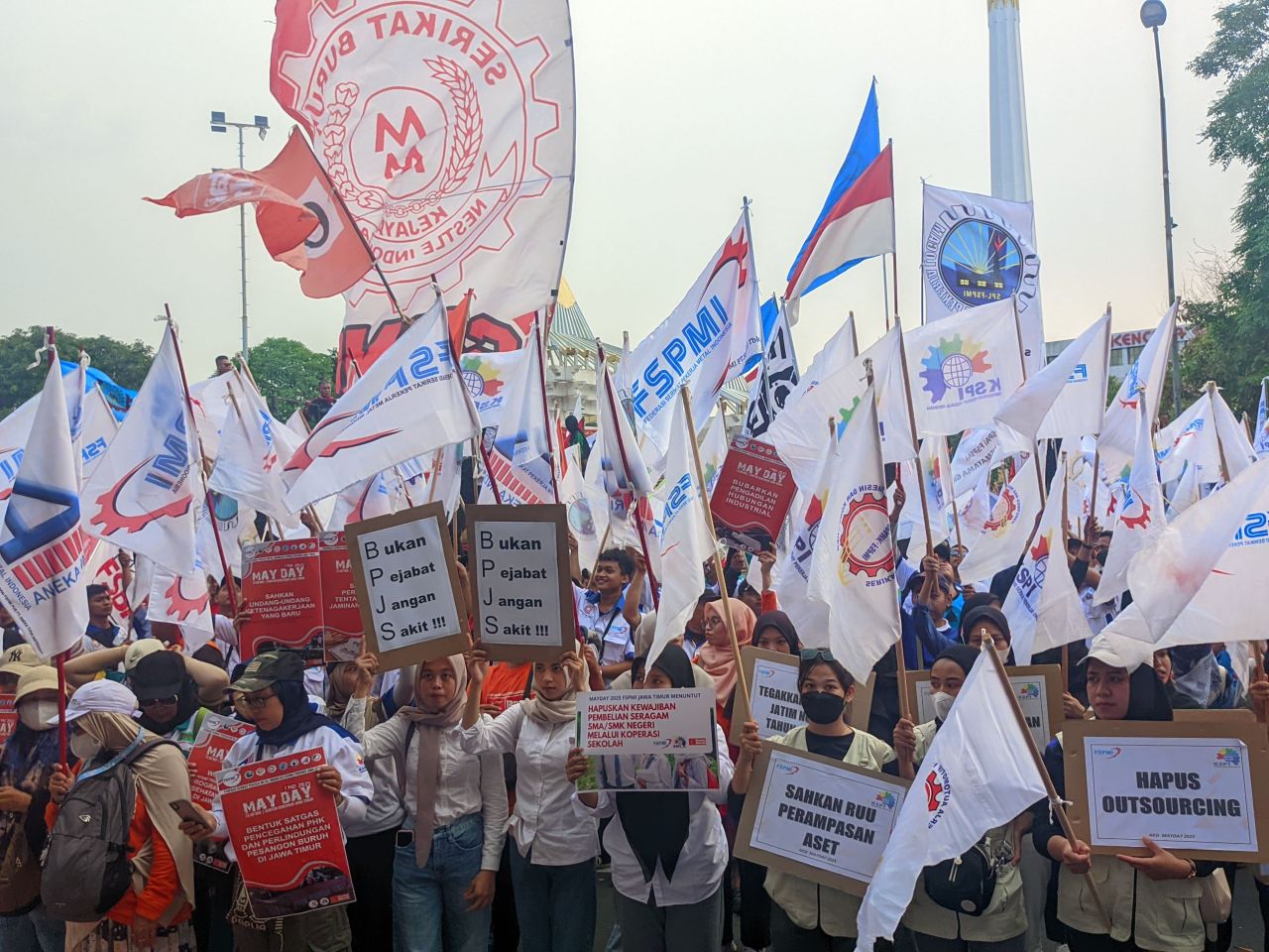 suasana Mayday 2025 depan Kantor Gubernur Jatim