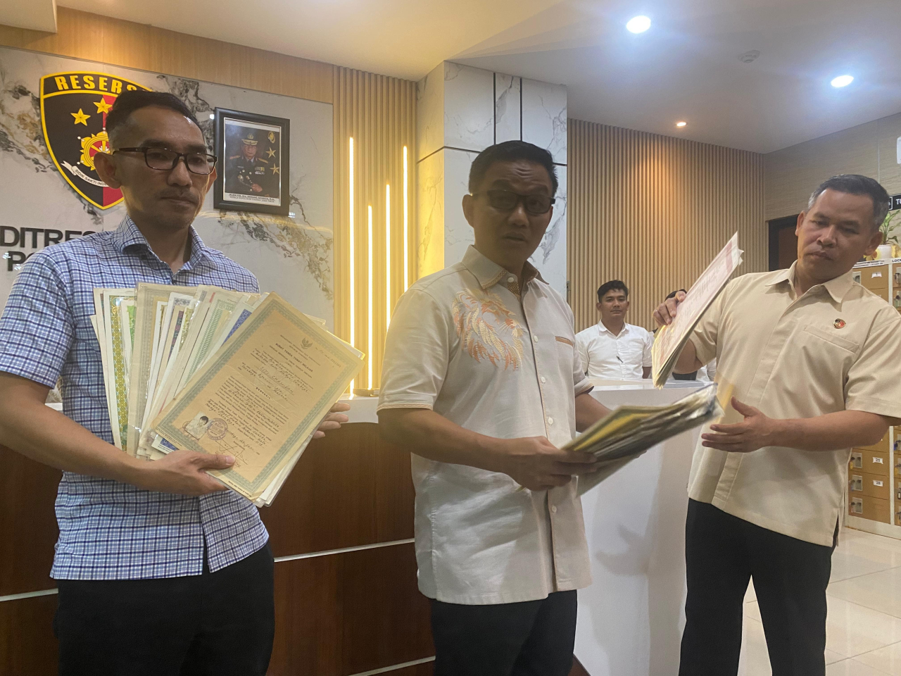 Polda Jatim Ambil Alih Penahanan Ijazah Oleh CV Sentosa Seal