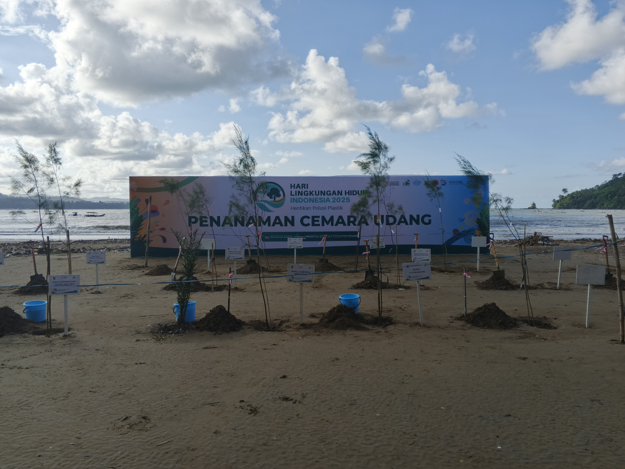 Aksi Bersih-bersih Pantai Gemah Tulungagung, Memperingati Hari Lingkungan Hidup Sedunia