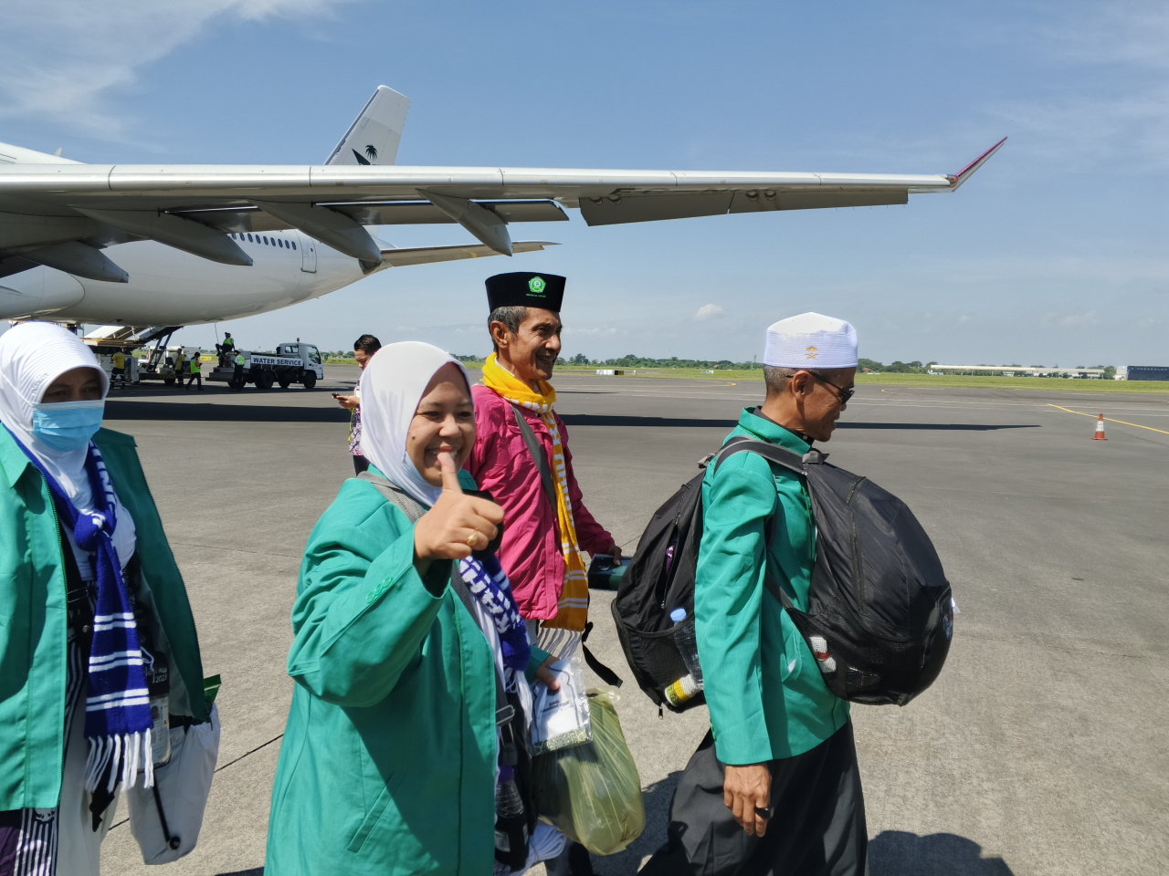 Jemaah Haji Asal Tulungagung Kloter 1 Embarkasi Surabaya Tiba di Bandara Internasional Juanda dengan Selamat