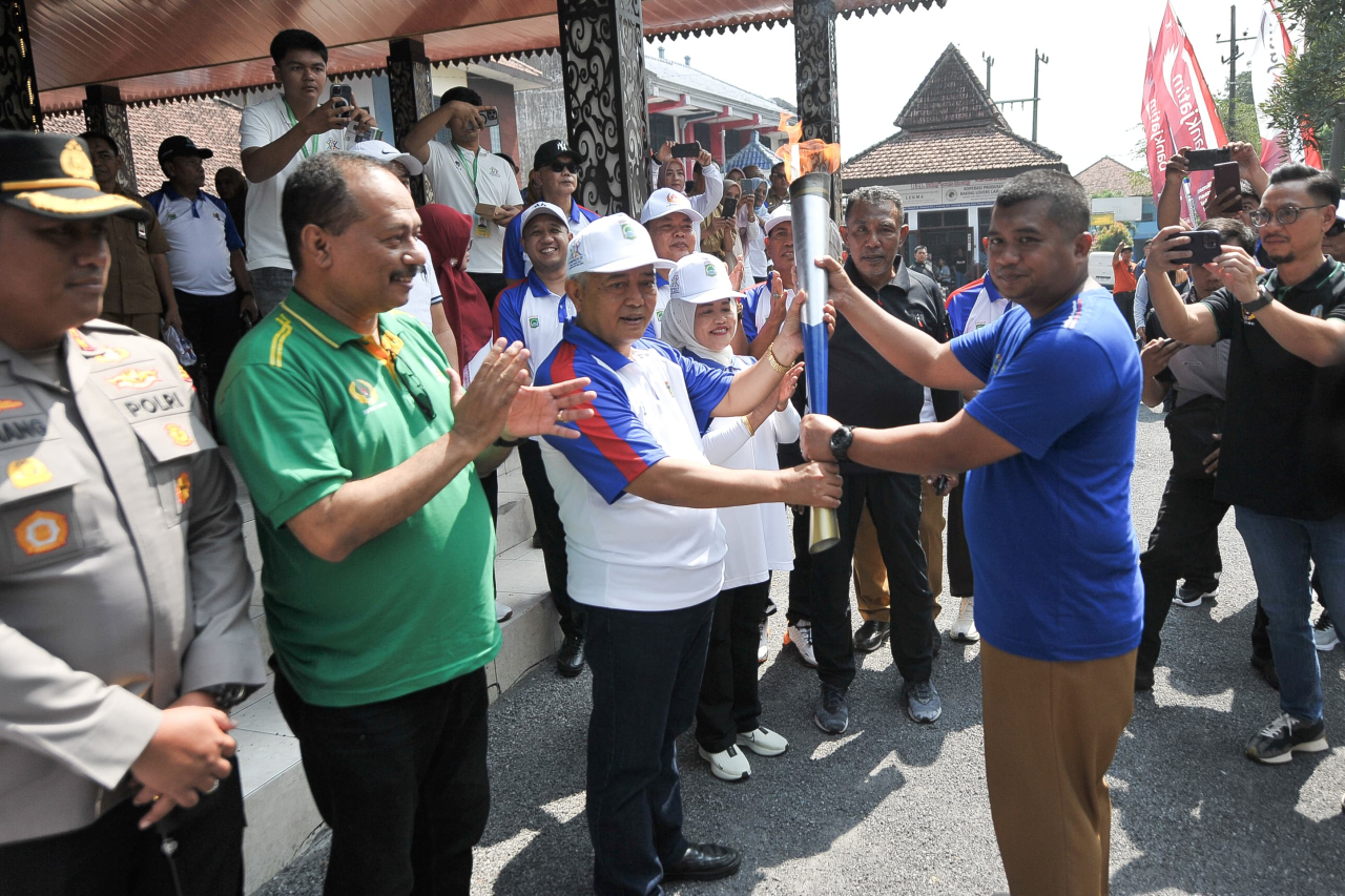 Kirab Obor Api Porprov Jatim IX 2025 Disambut Meriah Warga Lawang saat Masuki Kabupaten Malang