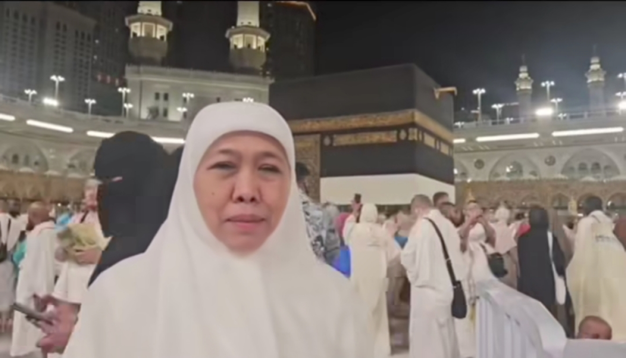 Doa Khusus Gubernur Khofifah Naik Haji, Beri Hadiah Umrah Ibundanya