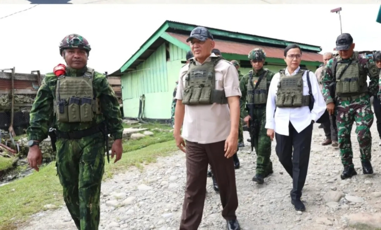 Menteri Pertahanan (Menhan) Sjafrie Sjamsoeddin bersama Menteri Keuangan (Menkeu) Sri Mulyani Indrawati pakai rompi antipeluru. (Foto: Istimewa)