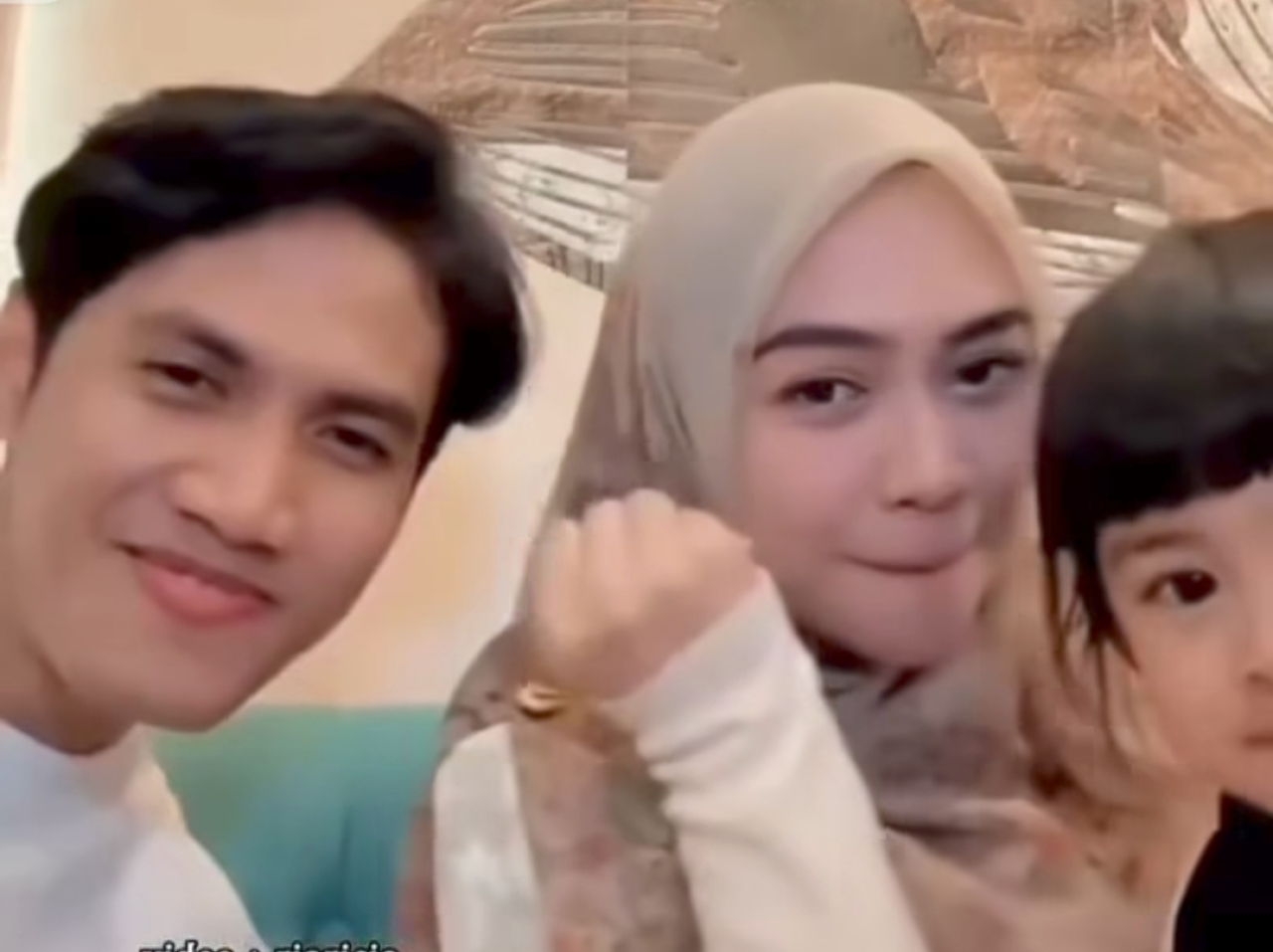 Kebersamaan Ria Ricis dan putrinya, Moana dengan Evan DC. (Foto: Tangkapan layar video)