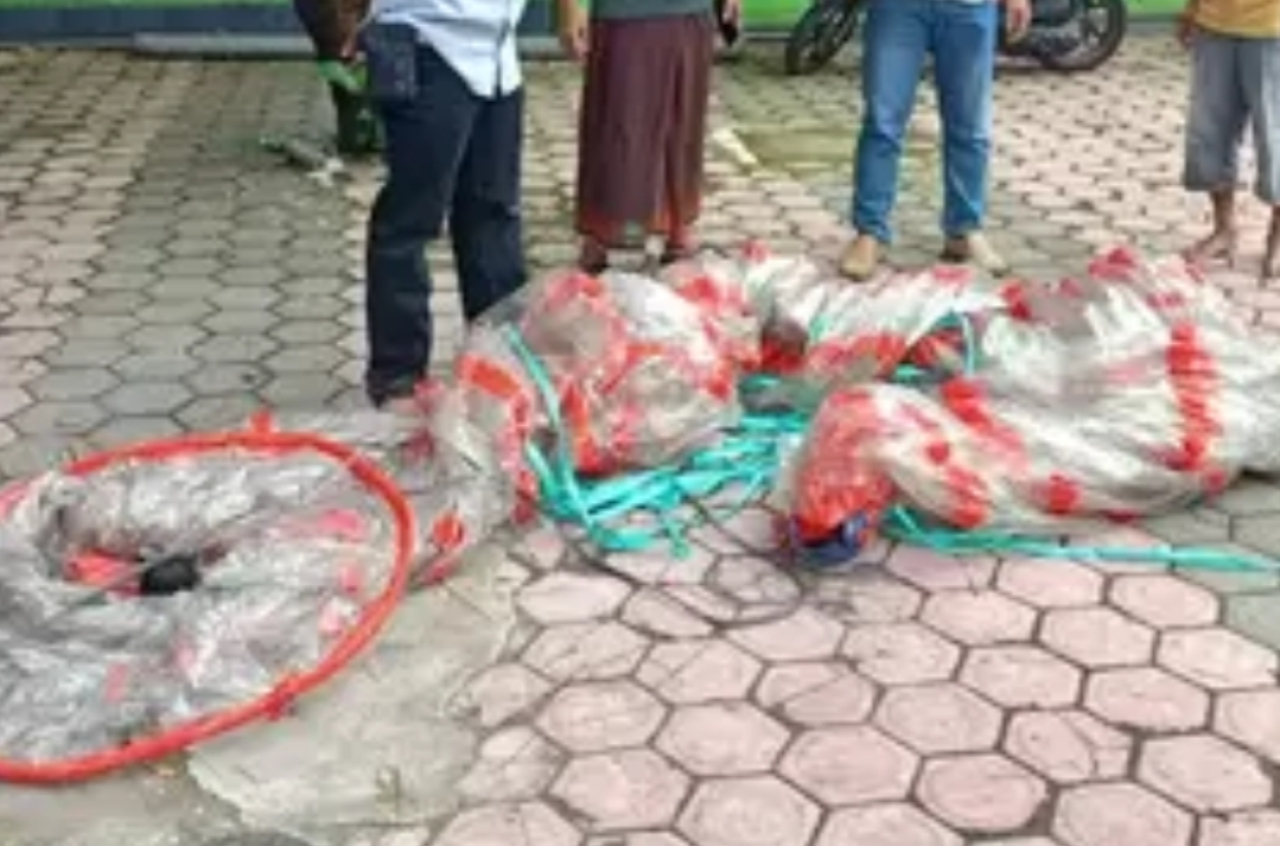 Barang bukti balon udara berisi mercon. (Foto: Tangkapan layar video)