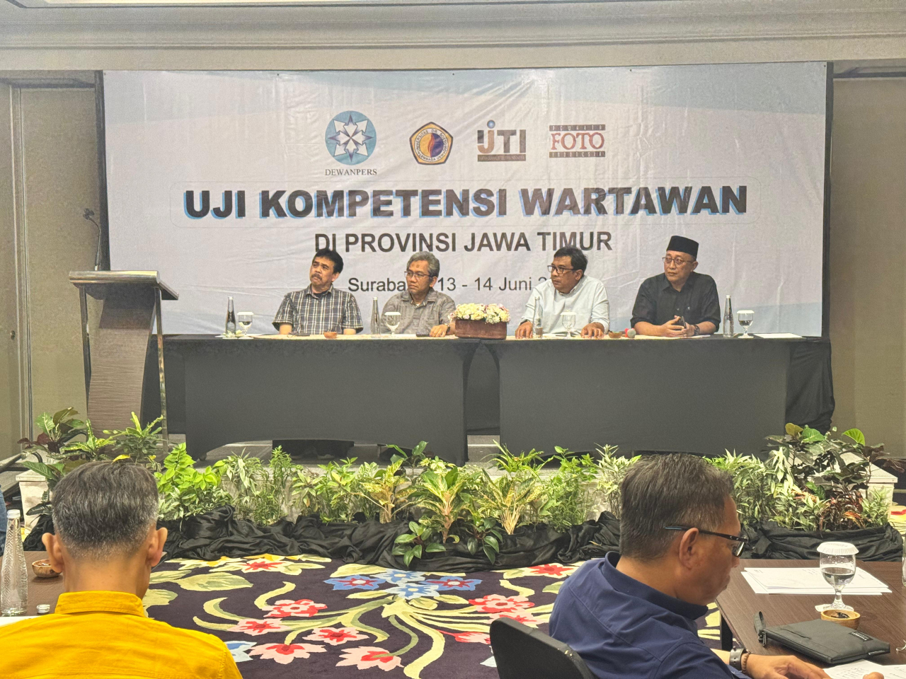12 Wartawan Peserta Lembaga UKW Unitomo Lulus Kompetensi Dewan Pers