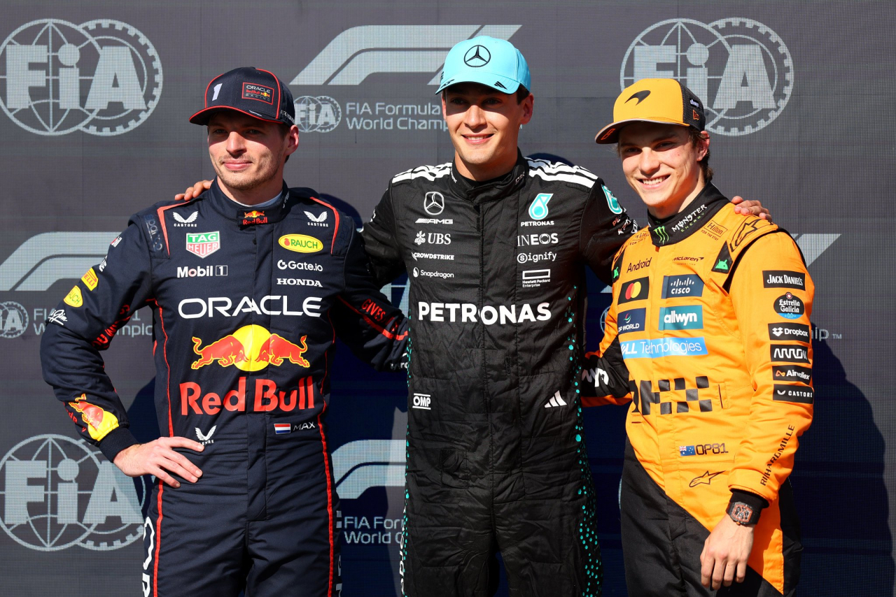 George Russell (tengah) mengungguli Max Verstappen (kiri) dan Oscar Piastri. (Foto: X F1)
