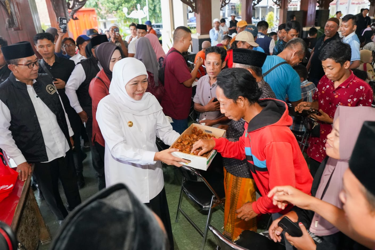 Gubernur Khofifah Salurkan Bantuan Rp 6,37 Miliar di Kabupaten Pamekasan