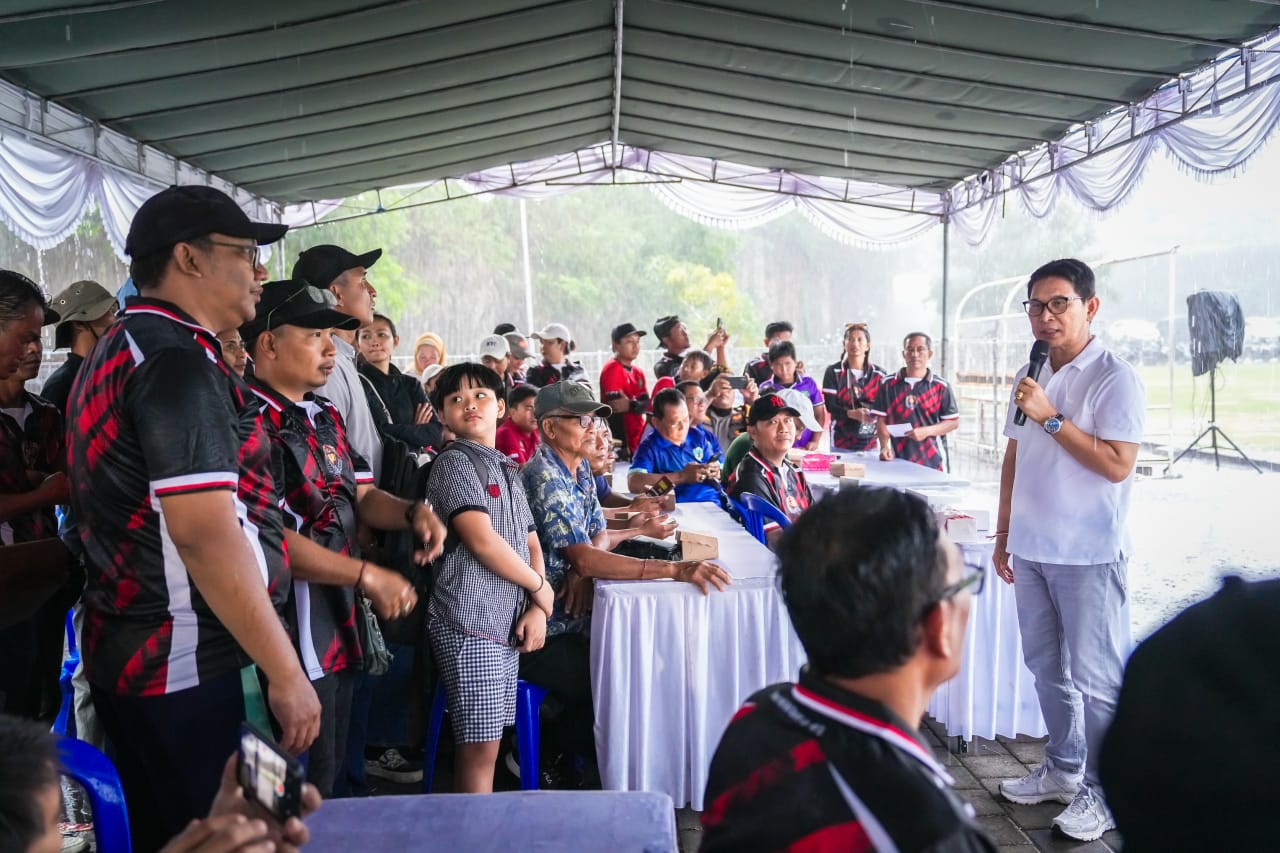 Bupati Adi Arnawa menghadiri acara penutupan Turnamen Sepak Bola "Spirit Never Give Up" di Lapangan Bantang Metiyem, Desa Ungasan, Sabtu (14/6/2025).