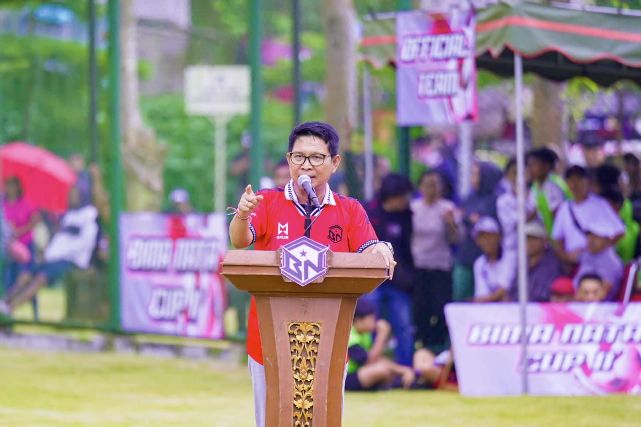 Bupati Wayan Adi Arnawa membuka Turnamen Sepak Bola Bima Nata Cup II di Lapangan Umum Pelaga, Desa Pelaga, Kecamatan Petang, Minggu (15/6/2025). (Foto: Istimewa)