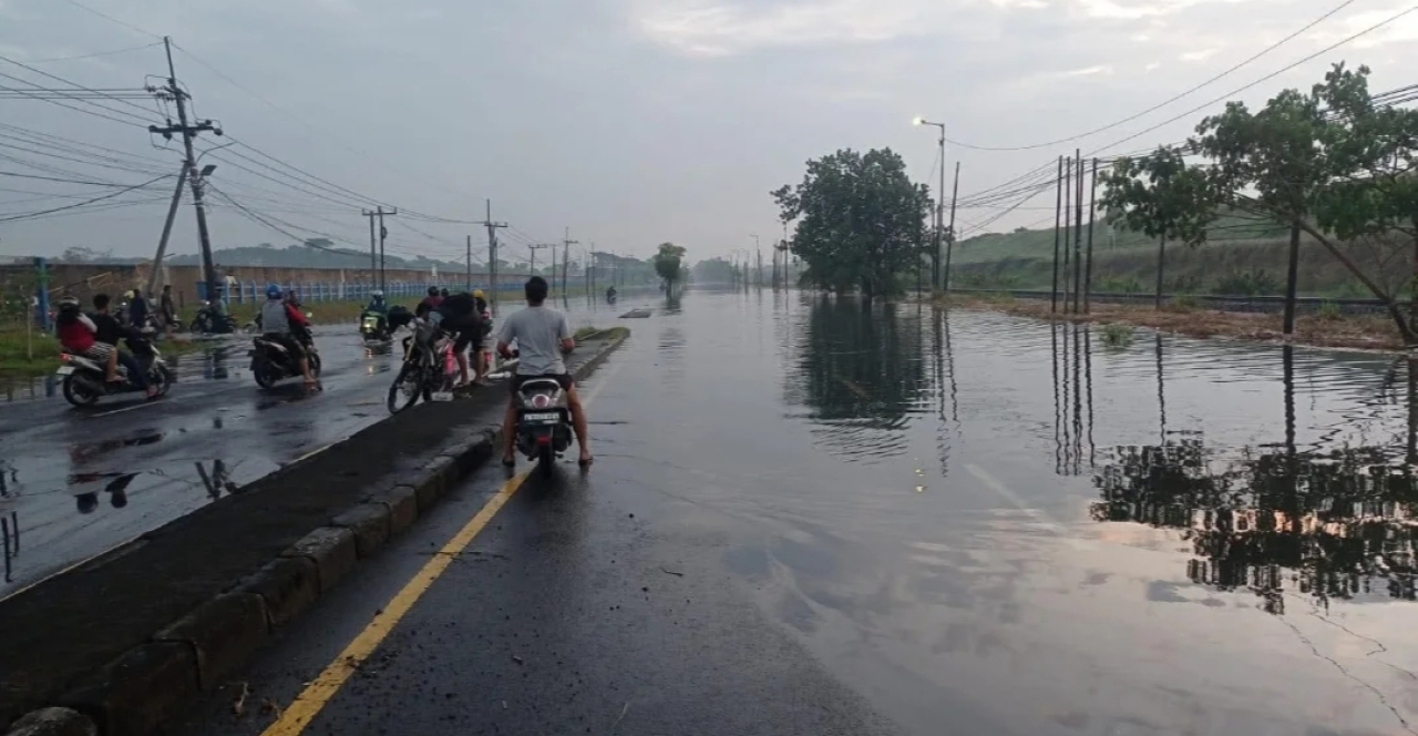 Jalan Raya Porong Lama Banjir, Pengendara Nekat Naik ke Tanggul Lumpur Lapindo