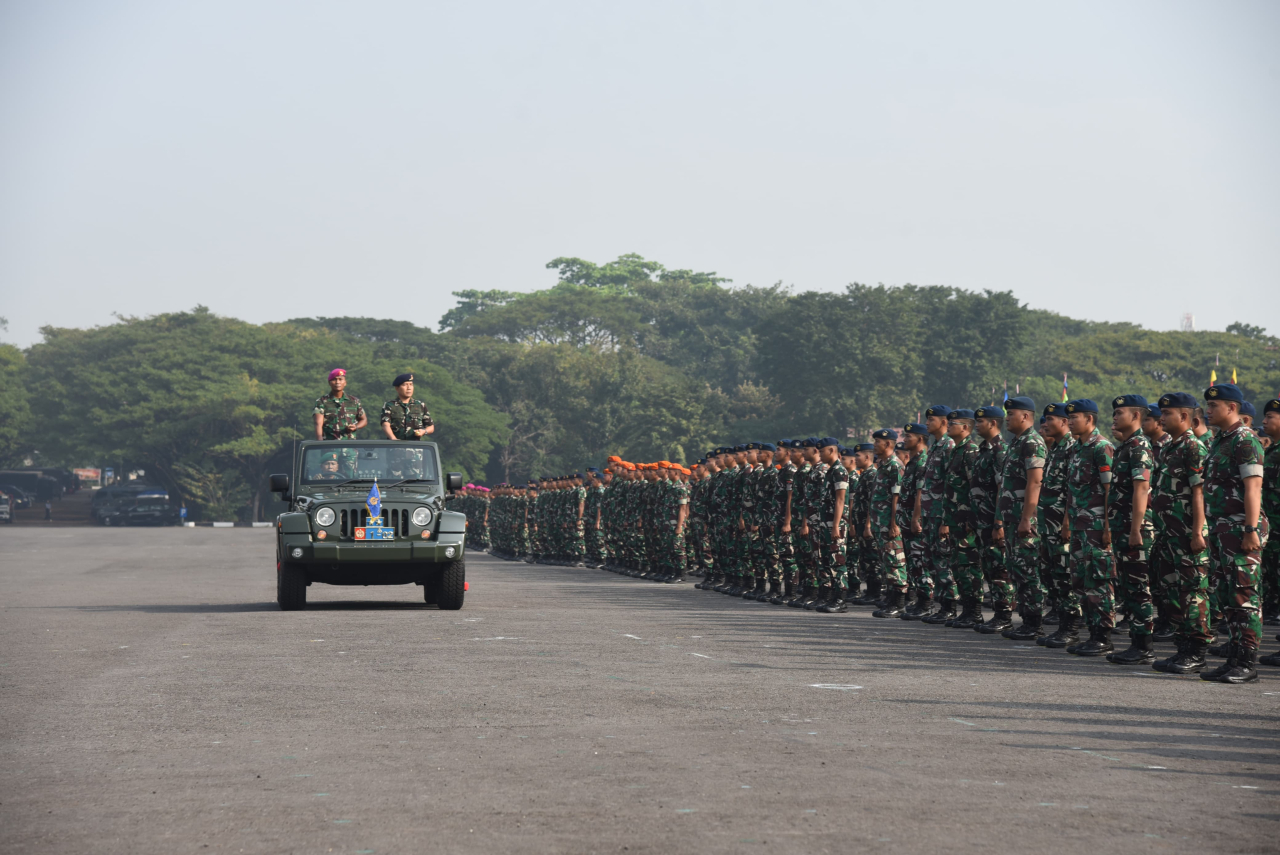 Apel Gabungan TNI-Polri Wilayah Kogartap III/Sby di Lapangan Hitam Kesatrian Sutedi Senaputera Karangpilang Surabaya